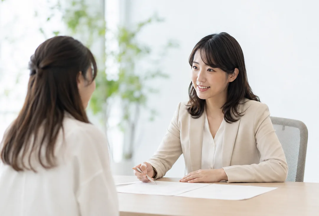 面談で求職者の話に耳を傾けるキャリアアドバイザー